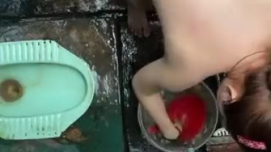 ngintip sepupu yang lagi mandi